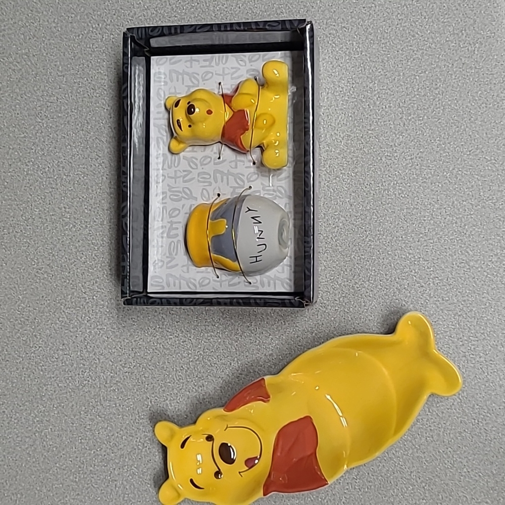 NWT Disney Winnie The Pooh Salt & Pepper Shakers & Spoon Rest